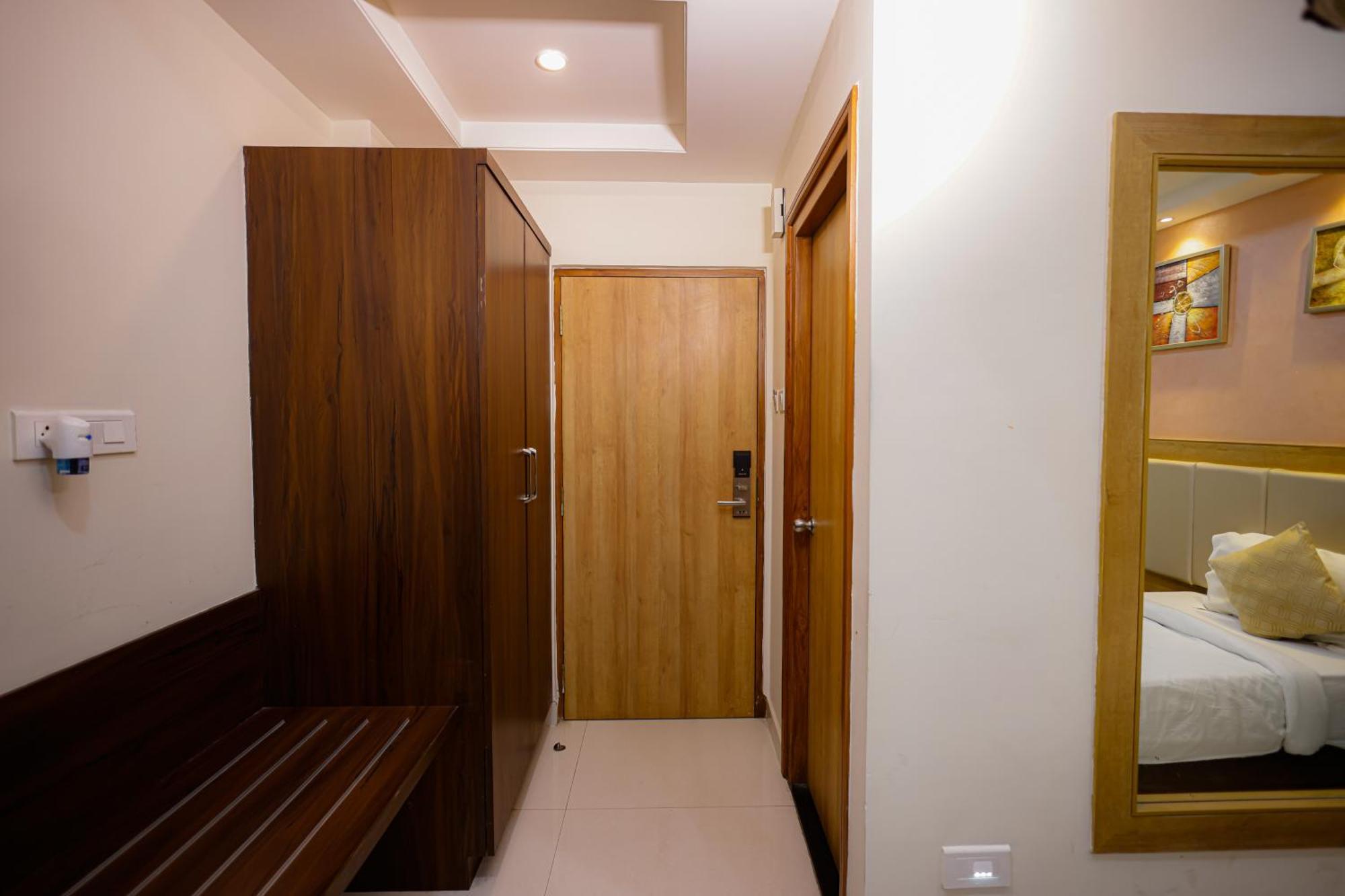 M Square Hotel Hyderabad Eksteriør billede