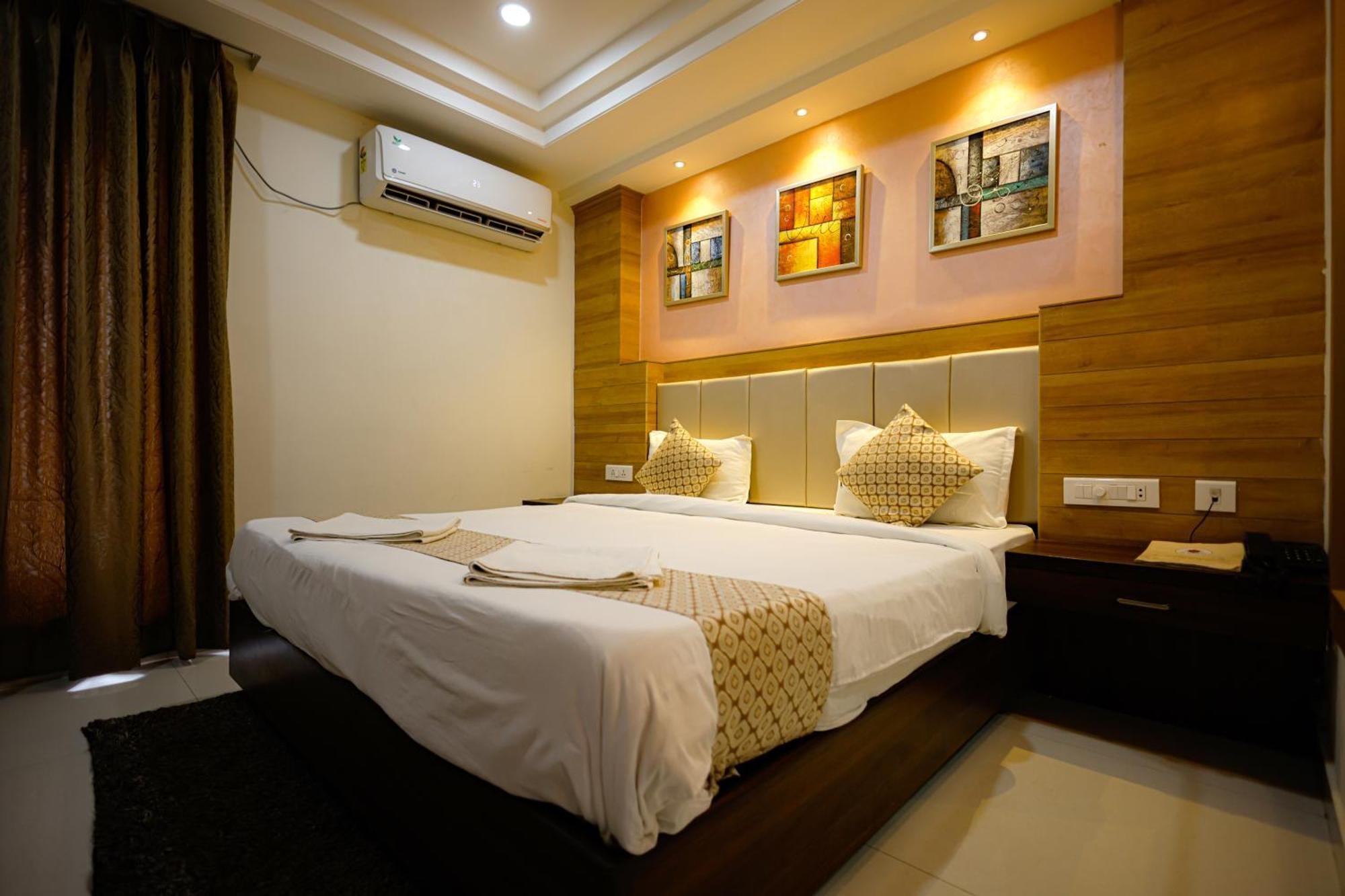 M Square Hotel Hyderabad Eksteriør billede