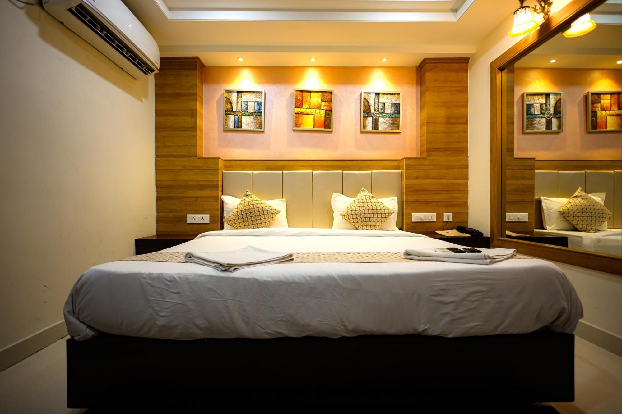 M Square Hotel Hyderabad Eksteriør billede