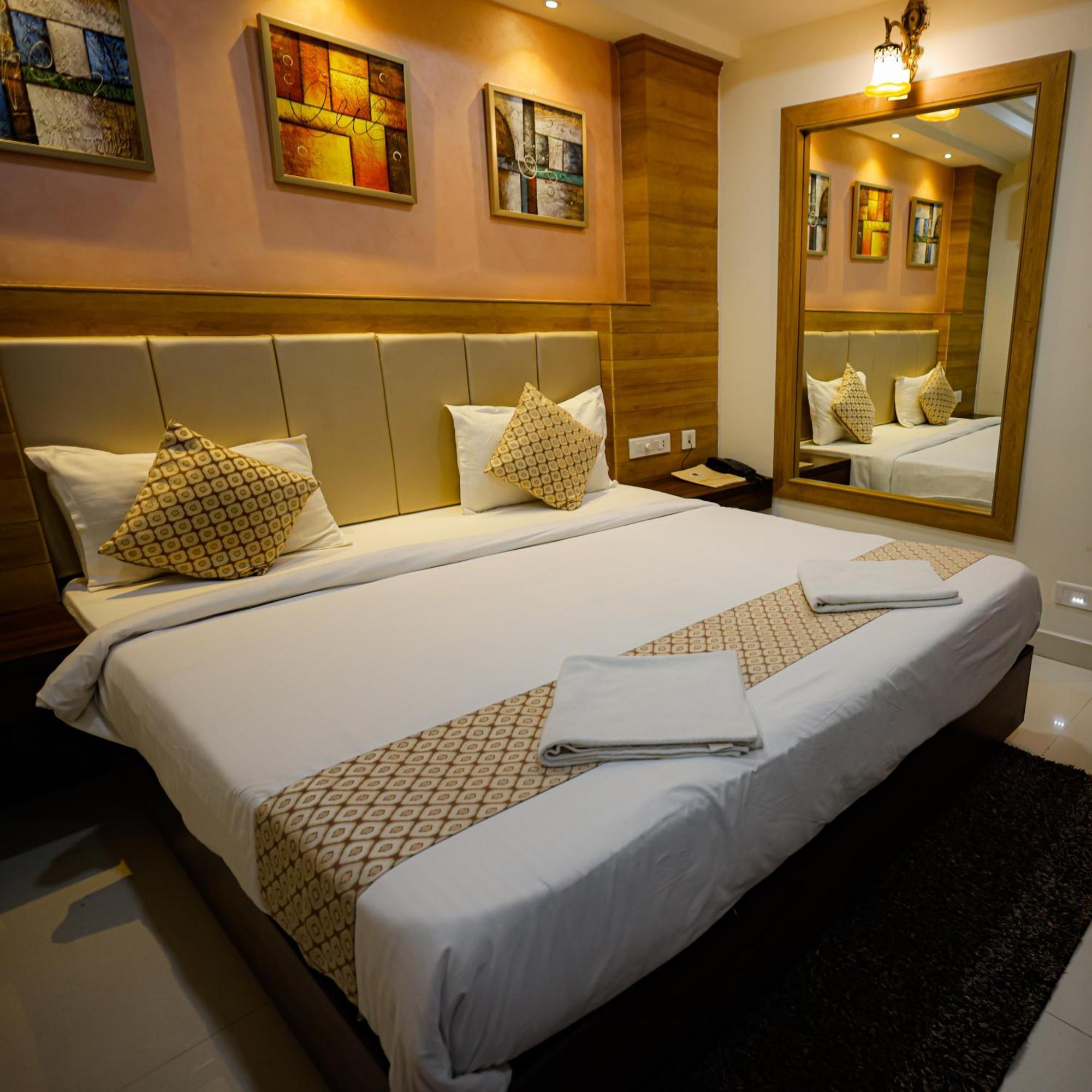 M Square Hotel Hyderabad Eksteriør billede